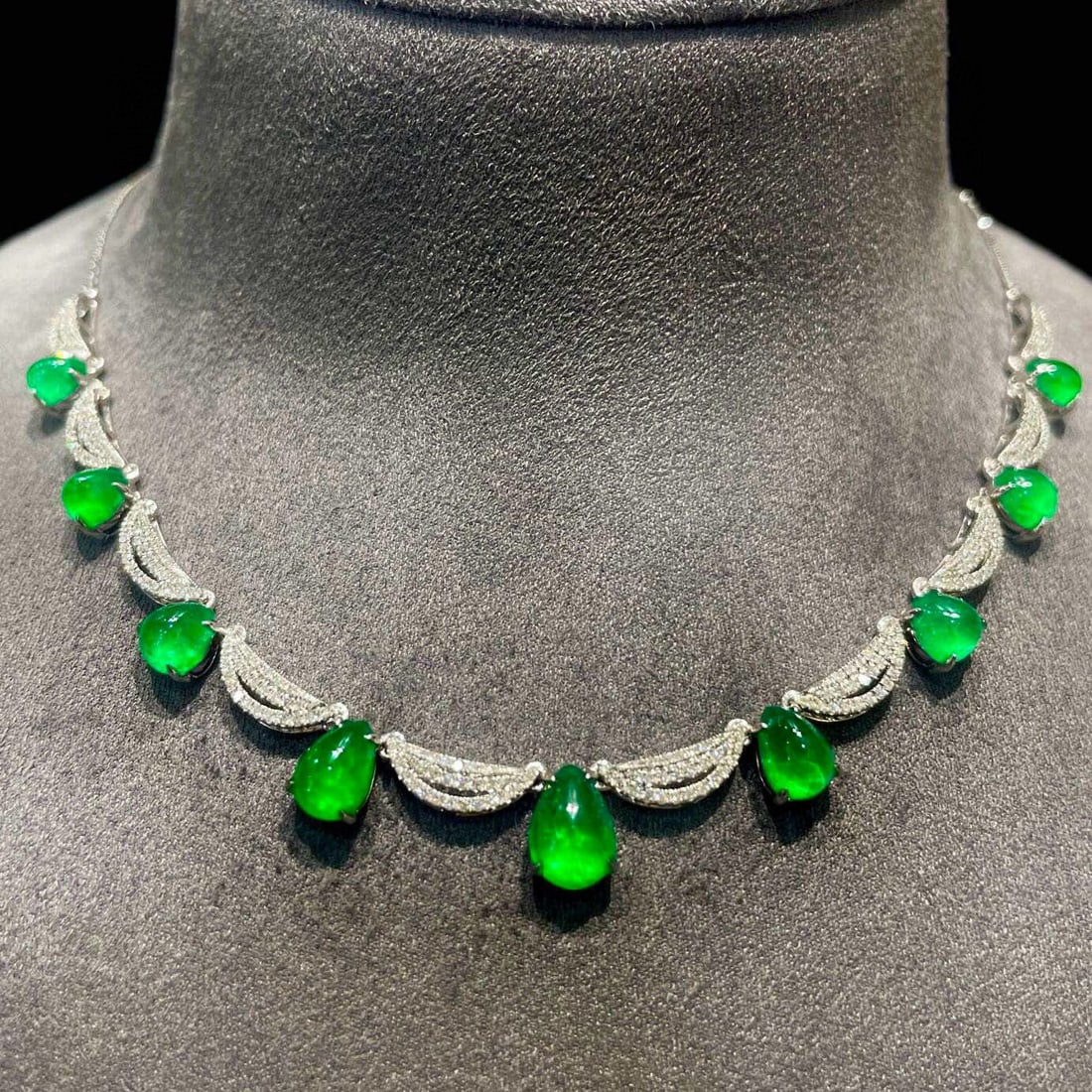 14k Gold 6 Ct Vivid Green Natural Emerald & Diamond Necklace: Ref:230942022 // gold content:14k gold // main gemstone:emerald // shape:pear // carat weight:6ct // color:vivid green // treatment:natural // // adjacent gemstone 2 : diamond // shape:round // clarit