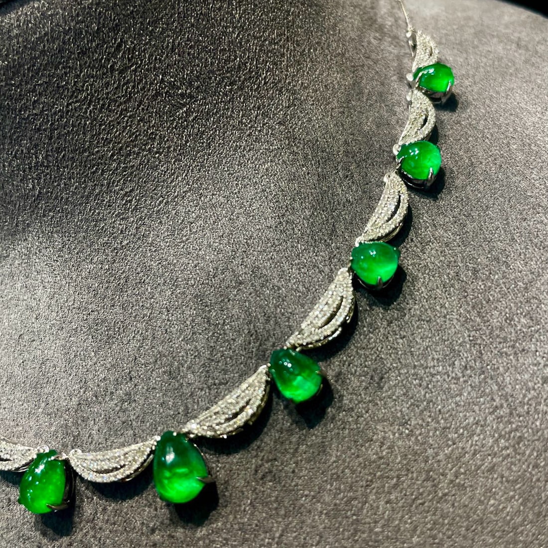 14k Gold 6 Ct Vivid Green Natural Emerald & Diamond Necklace - 4