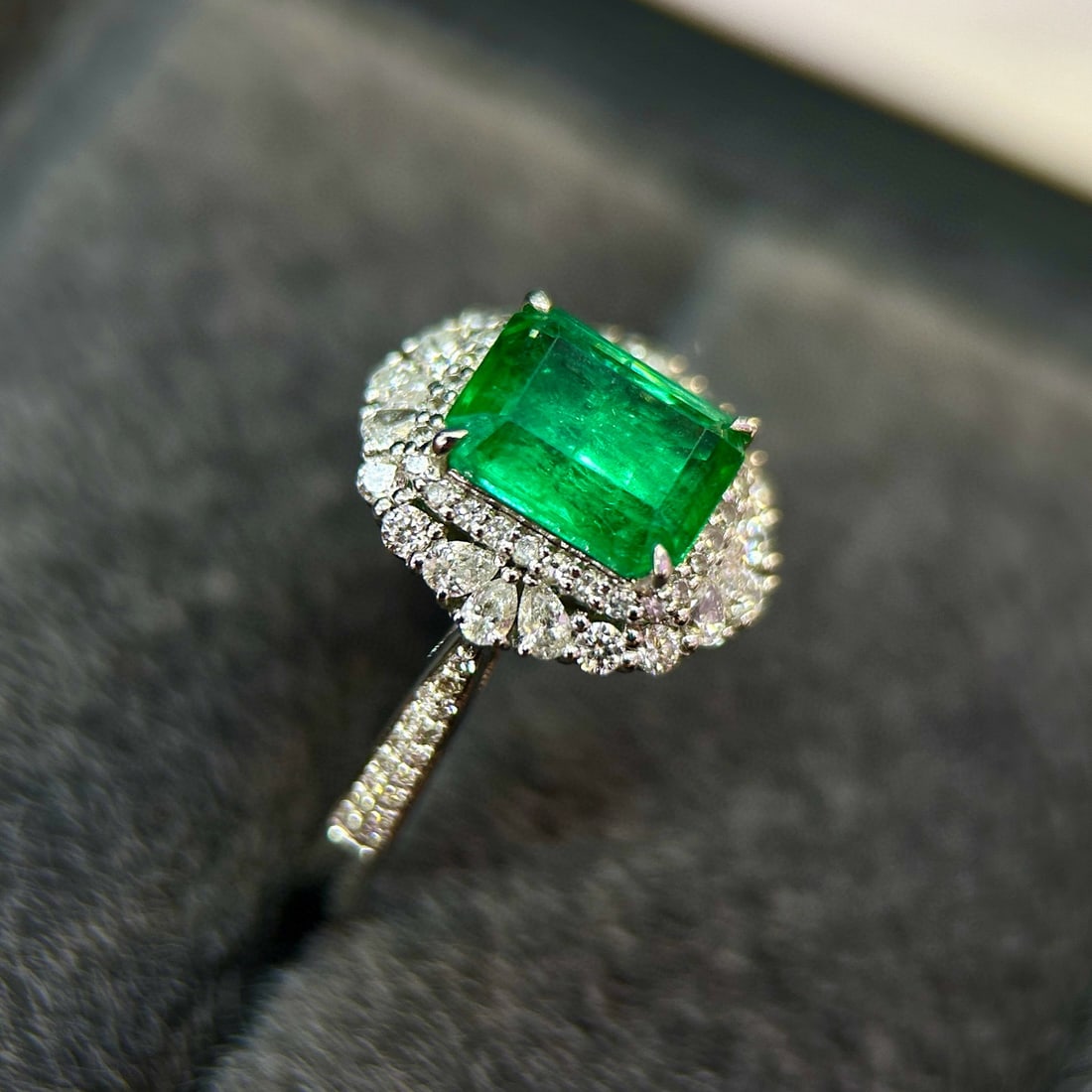 14k Gold 2.80 Ctw Vivid Green Natural Emerald & Diamond Ring - 2