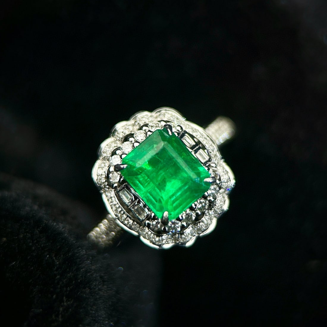 14k Gold 2.35 Ctw Vivid Green Natural Emerald & Diamond Ring - 5