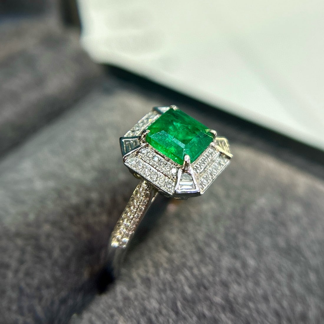 14k Gold 2.17 Ctw Vivid Green Natural Emerald & Diamond Ring - 2