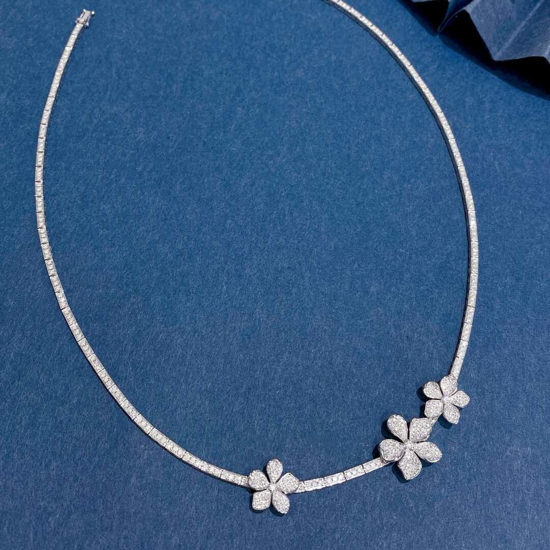 14k Gold 3.3 Ct Natural H Diamond & Flowers Necklace: Ref:230942054 // gold content:14k gold // main gemstone:diamond // shape:round // carat weight:3. 3ct // clarity grade:vs-si // color:h // treatment:natural // cut grade:g // High Estimate: 36000 Con