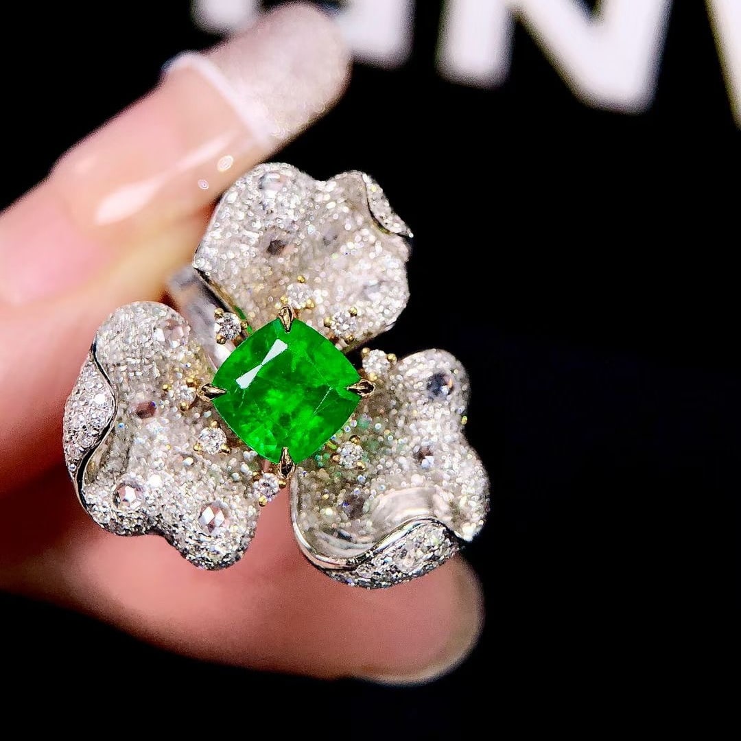 14k Gold 2.67 Ctw Vivid Green Natural Emerald & Diamond & Flowers Ring - 3