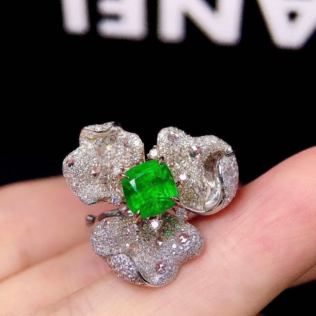 14k Gold 2.67 Ctw Vivid Green Natural Emerald & Diamond & Flowers Ring - 4