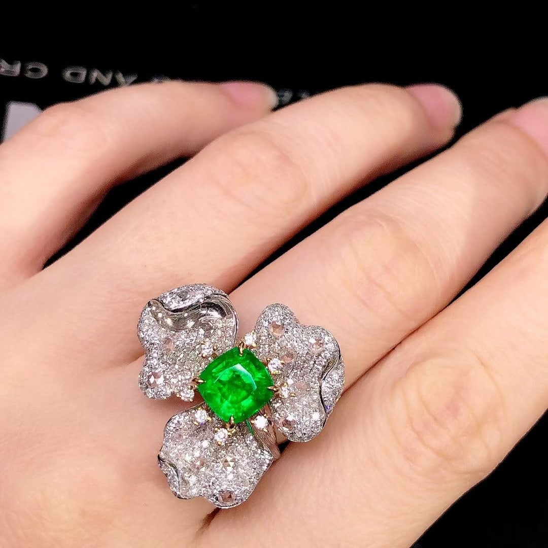 14k Gold 2.67 Ctw Vivid Green Natural Emerald & Diamond & Flowers Ring - 5