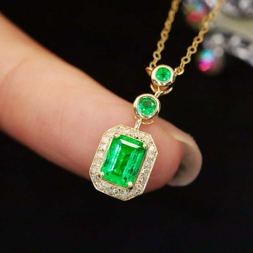 14k Gold 0.57 Ctw Vivid Green Natural Emerald & Diamond Necklace - 3