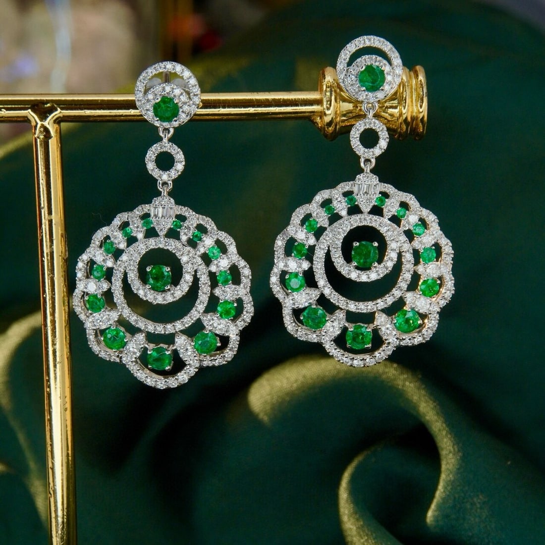14k Gold 2.61 Ctw Vivid Green Natural Emerald & Diamond Earrings: Ref:230942111 // gold content:14k gold // main gemstone:emerald // shape:round // carat weight:1. 12ct // color:vivid green // treatment:natural // cut grade:g // // adjacent gemstone 2 : diamond