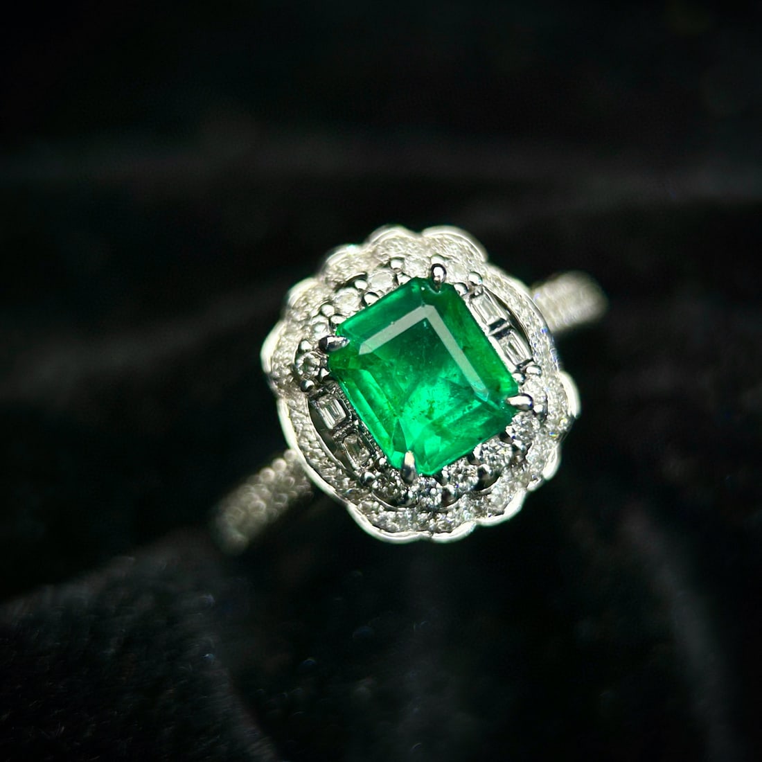 14k Gold 2.20 Ctw Vivid Green Natural Emerald & Diamond Ring - 2