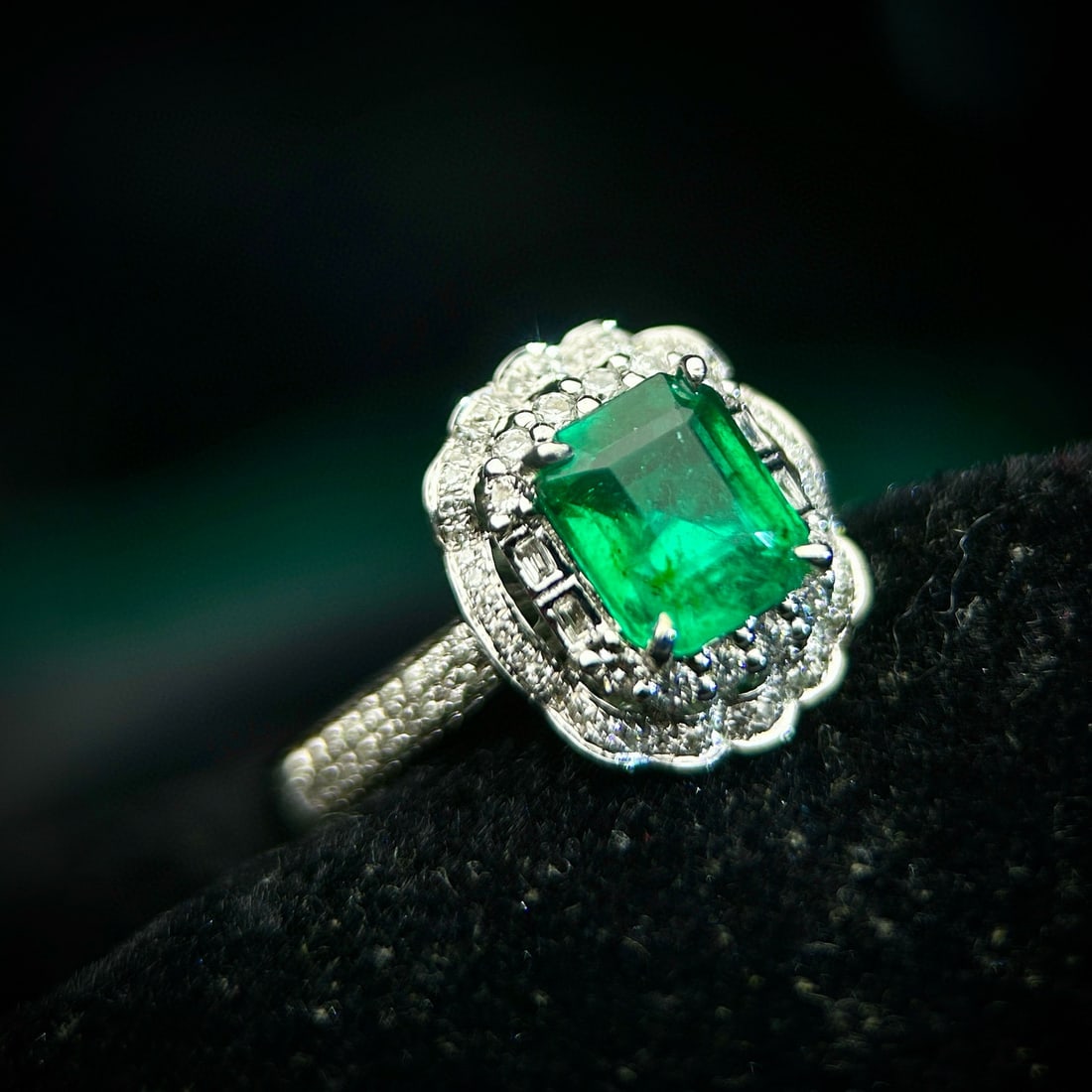 14k Gold 2.20 Ctw Vivid Green Natural Emerald & Diamond Ring - 4