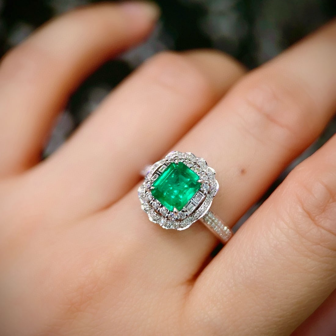 14k Gold 2.20 Ctw Vivid Green Natural Emerald & Diamond Ring - 5