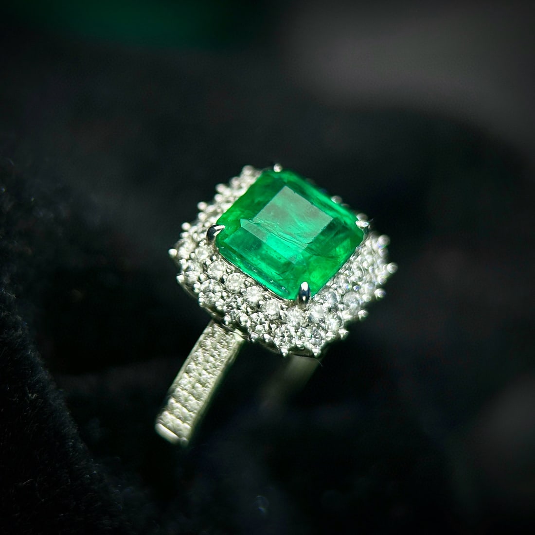 14k Gold 2.62 Ctw Vivid Green Natural Emerald & Diamond Ring - 2
