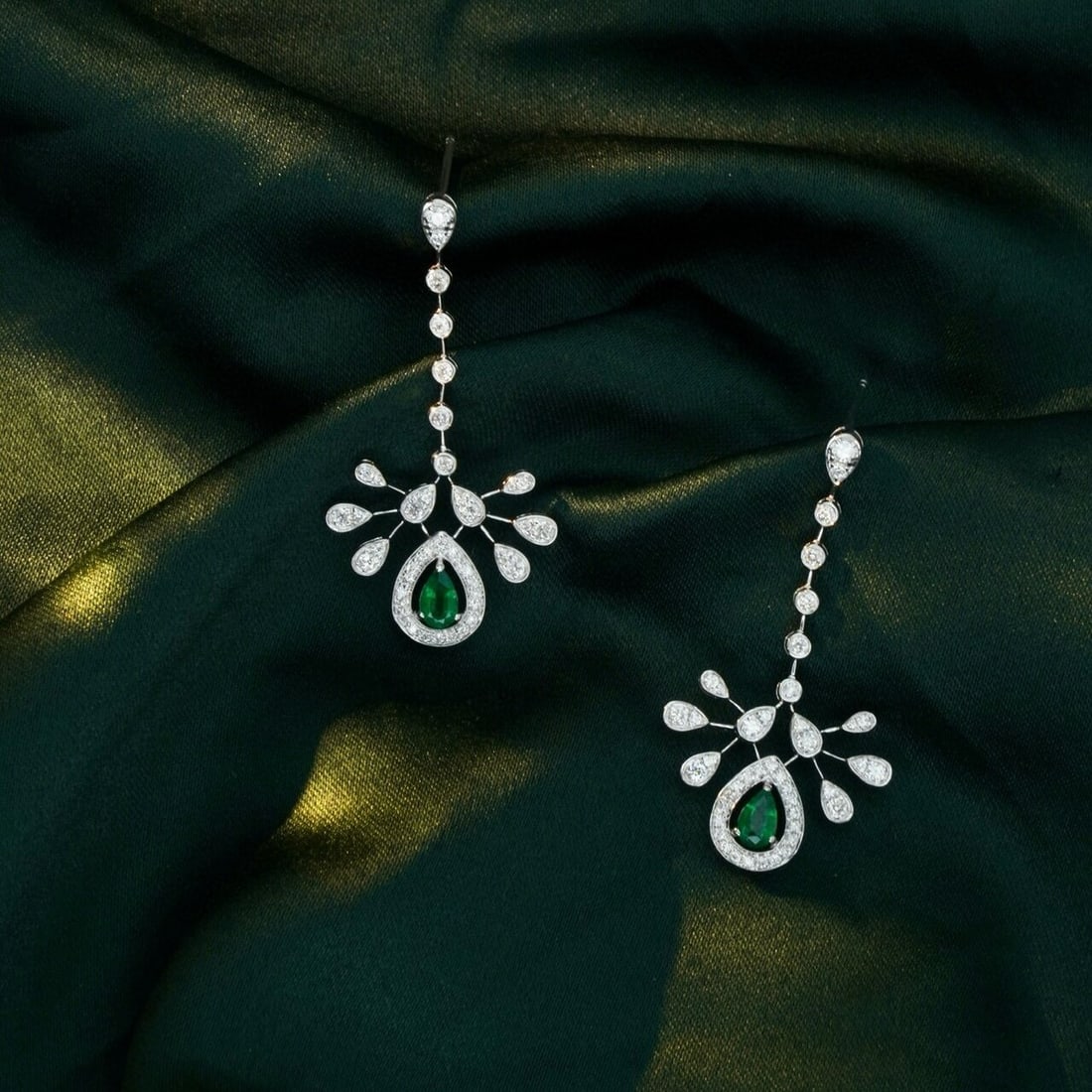 14k Gold 1.04 Ctw Vivid Green Natural Emerald & Diamond Earrings: Ref:230942166 // gold content:14k gold // main gemstone:emerald // shape:pear // carat weight:0. 4ct // color:vivid green // treatment:natural // // adjacent gemstone 2 : diamond // shape:round // car