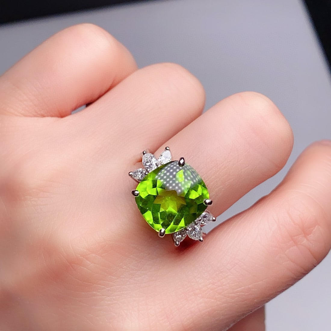 14k Gold 8.60 Ctw Natural Peridot & Diamond Ring - 2