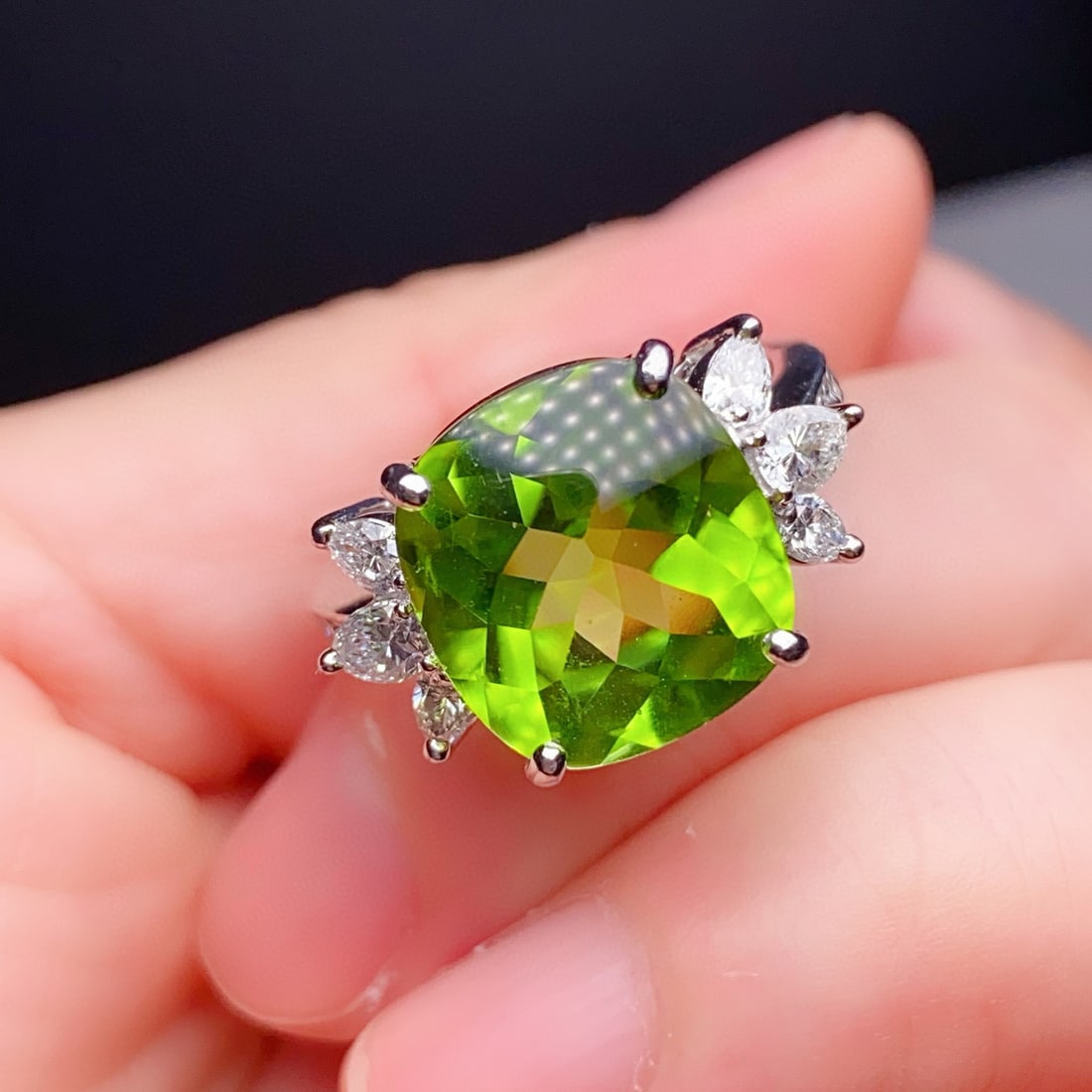 14k Gold 8.60 Ctw Natural Peridot & Diamond Ring - 3