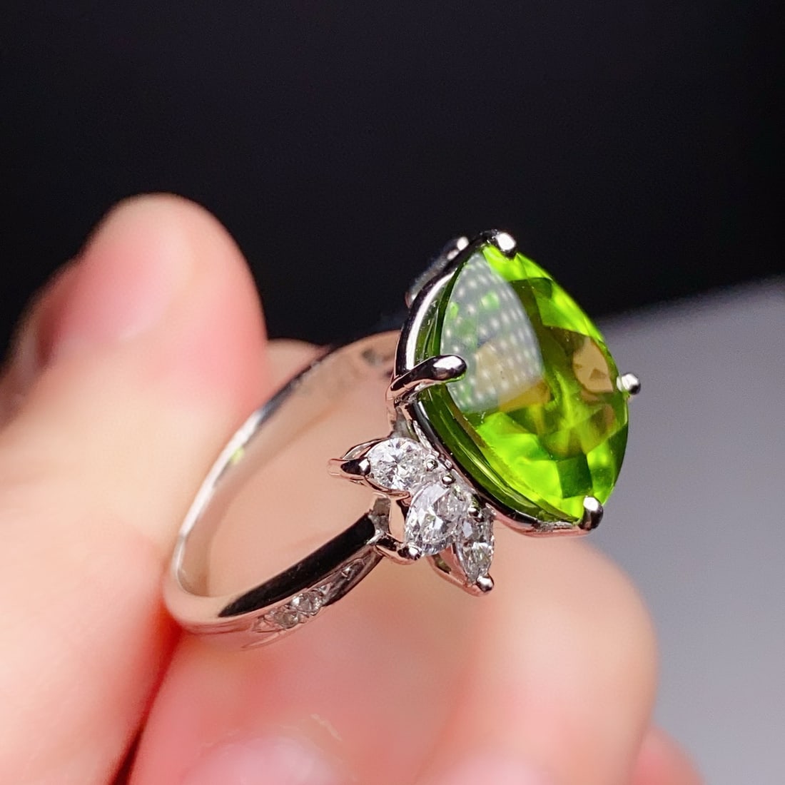 14k Gold 8.60 Ctw Natural Peridot & Diamond Ring - 4
