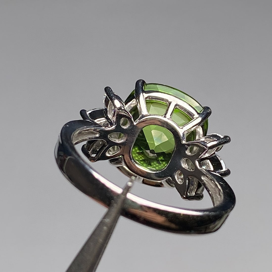 14k Gold 8.60 Ctw Natural Peridot & Diamond Ring - 6