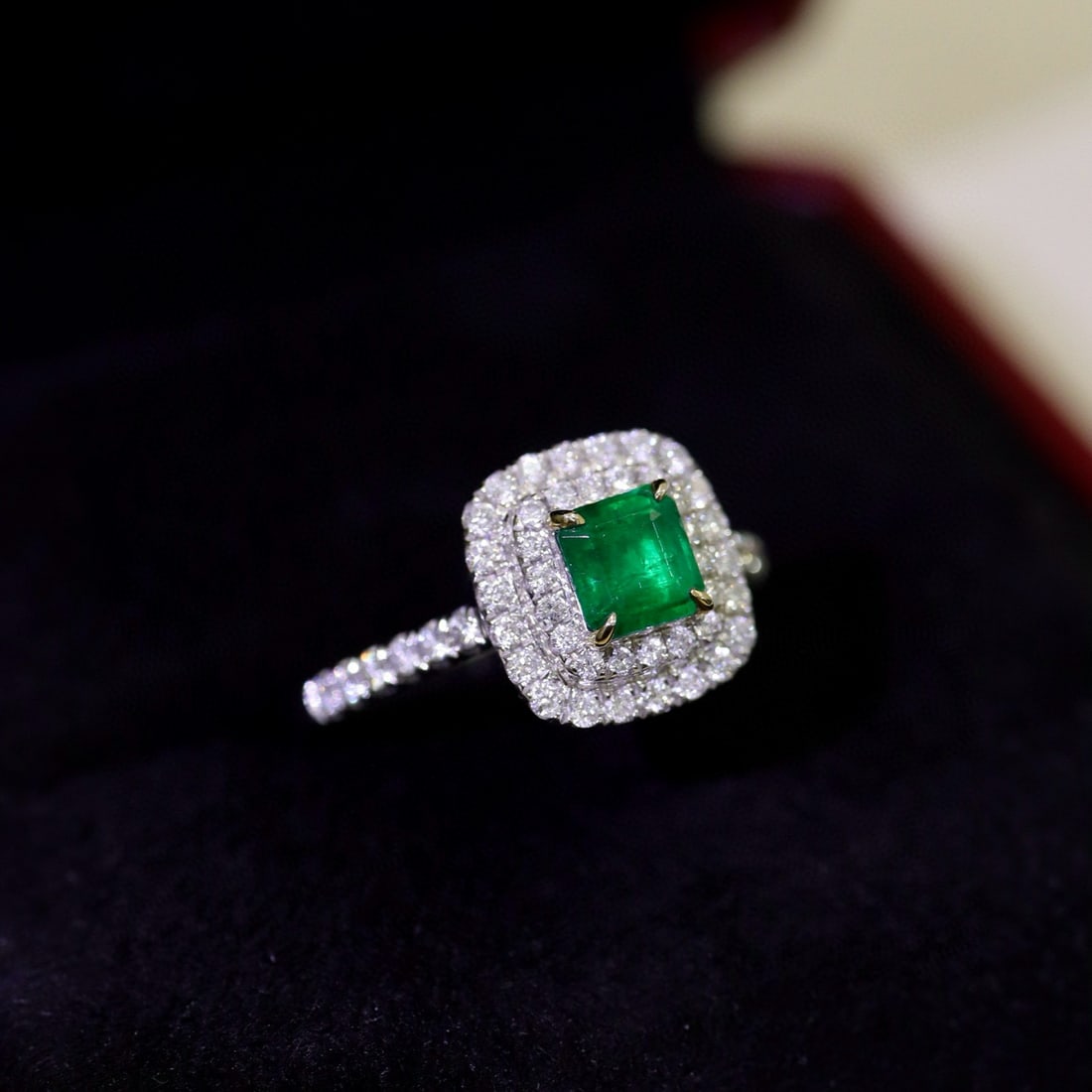 14k Gold 0.96 Ctw Vivid Green Natural Emerald & Diamond Ring - 4