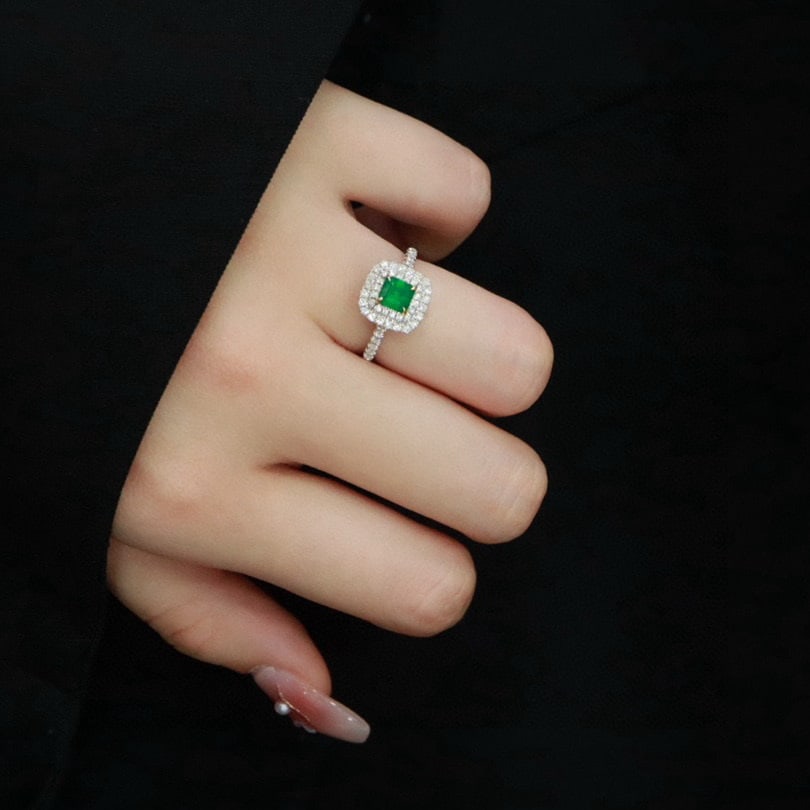 14k Gold 0.96 Ctw Vivid Green Natural Emerald & Diamond Ring - 7