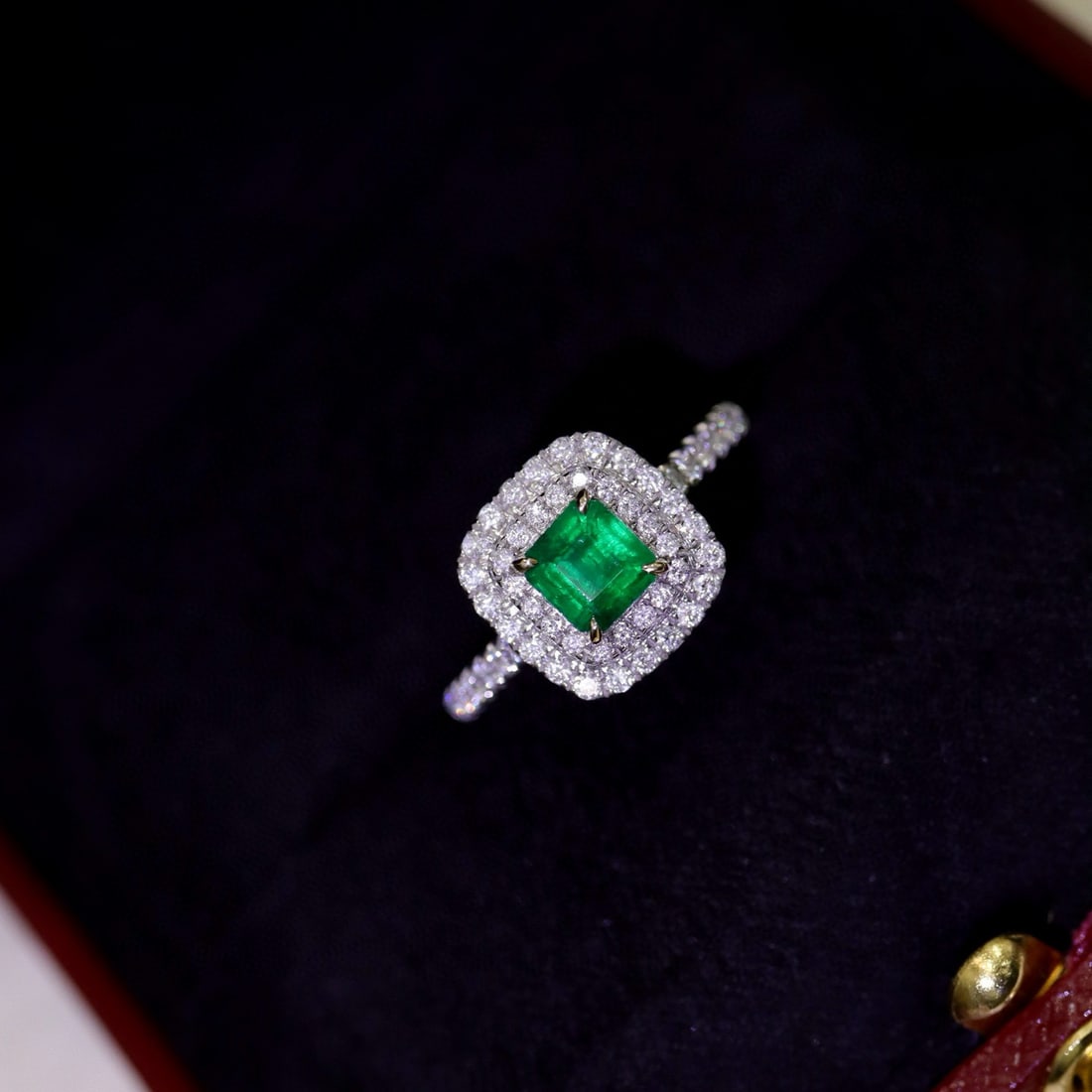 14k Gold 0.96 Ctw Vivid Green Natural Emerald & Diamond Ring - 8