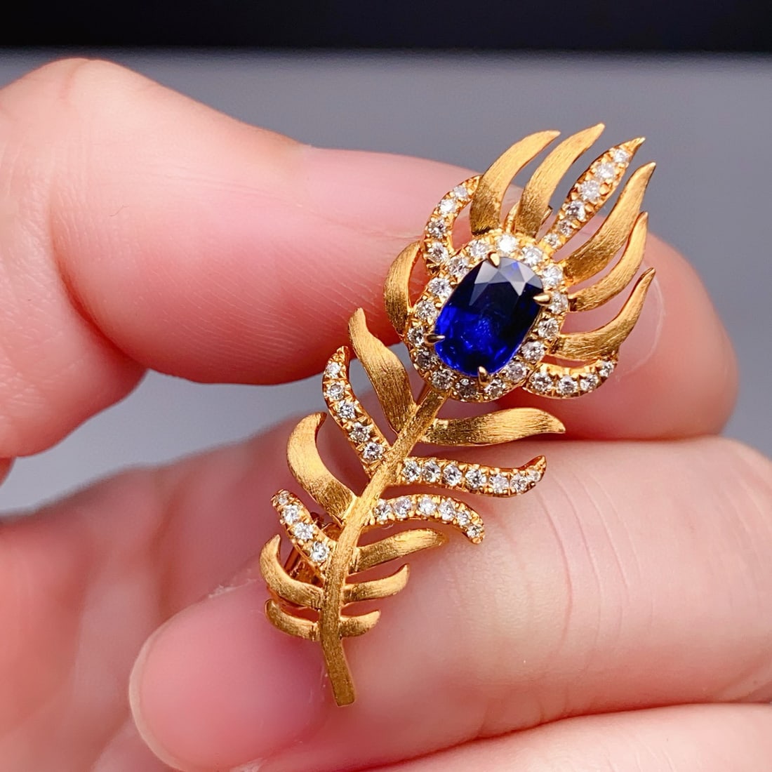 14k Gold 1.38 Ctw Natural Sapphire & Diamond Brooch - 3