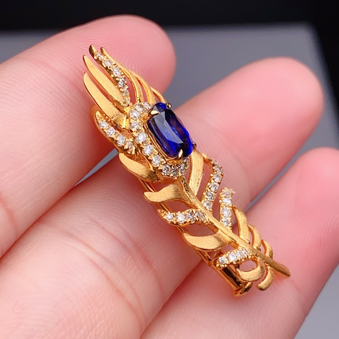 14k Gold 1.38 Ctw Natural Sapphire & Diamond Brooch - 4