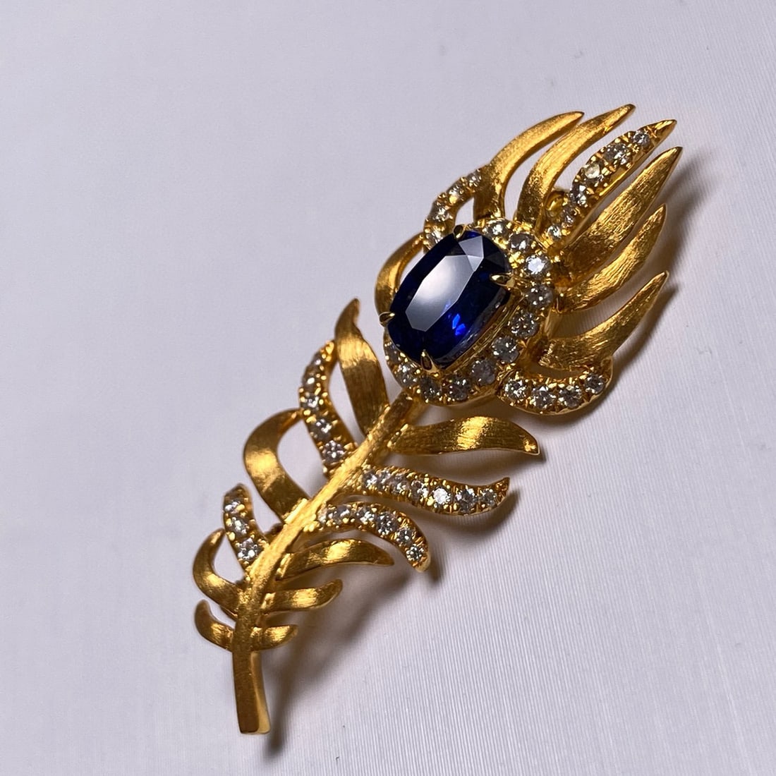 14k Gold 1.38 Ctw Natural Sapphire & Diamond Brooch - 5