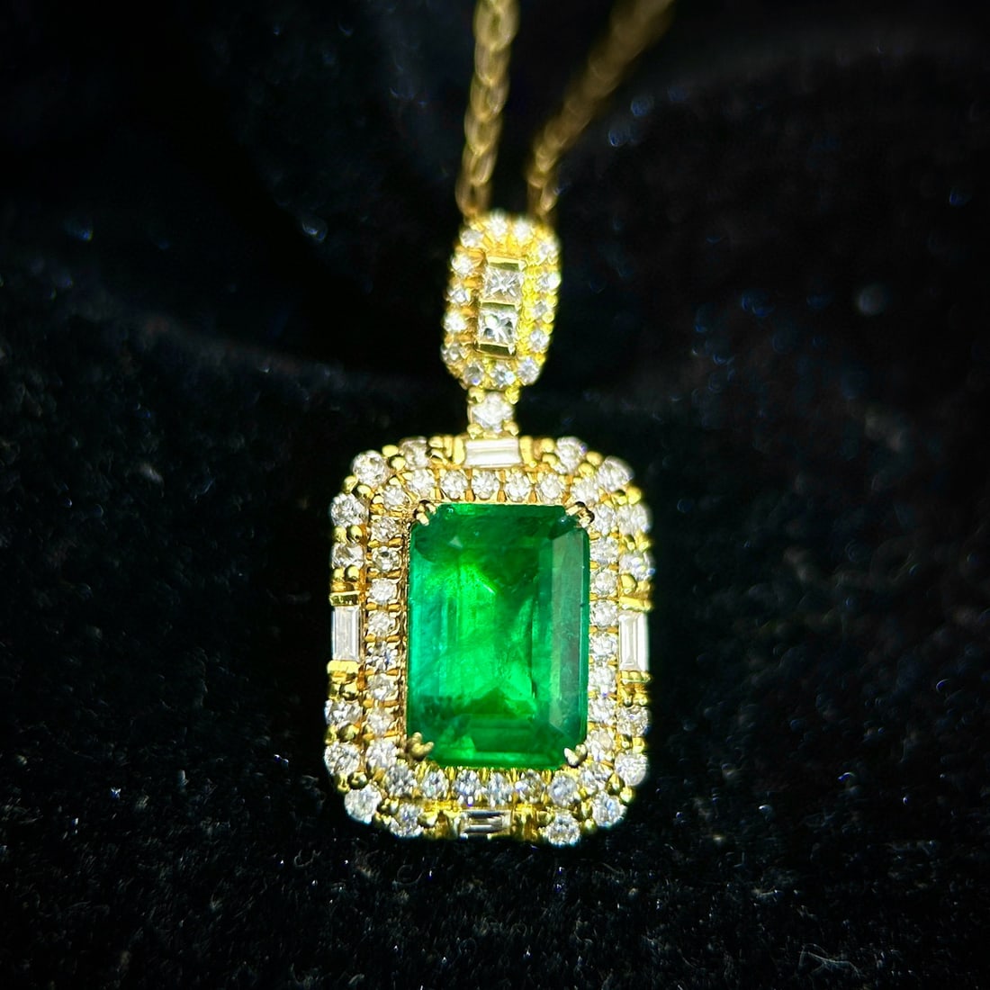 14k Gold 2.21 Ctw Vivid Green Natural Emerald & Diamond Pendant( Without Chain ): Ref:230942207 // gold content:14k gold // main gemstone:emerald // shape:octagonal // carat weight:1. 65ct // color:vivid green // treatment:natural // // adjacent gemstone 2 : diamond // shape:multip