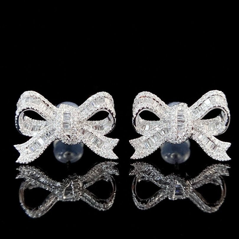 14k Gold 0.8 Ct Natural H Diamond Earrings: Ref:230942209 // gold content:14k gold // main gemstone:diamond // shape:multiply // carat weight:0. 8ct // clarity grade:vs-si // color:h // treatment:natural // Condition: NewLow Estimate: