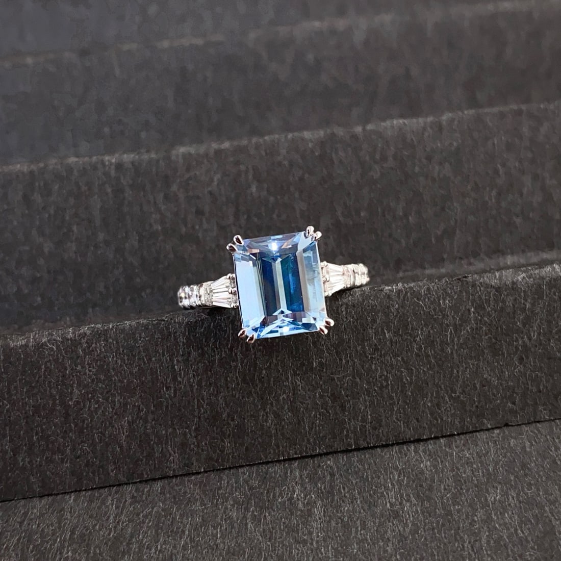 14k Gold 3.32 Ctw Natural Aquamarine & Diamond Ring: Ref:230942212 // gold content:14k gold // ring size:7. 25us // // main gemstone:aquamarine // shape:octagonal // carat weight:3. 04ct // color:santa maria color // treatment:natural // // adjacent gem