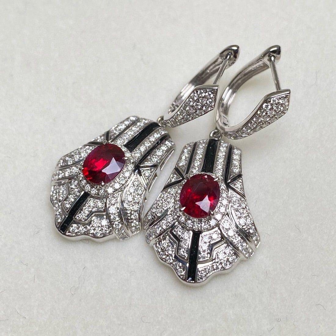 14k Gold 1.00 Ctw Vivid Red Natural Ruby & Diamond Earrings: Ref:230942236 // gold content:14k gold // main gemstone:ruby // shape:oval // carat weight:0. 64ct // color:vivid red // treatment:natural // // adjacent gemstone 2 : diamond // shape:round //