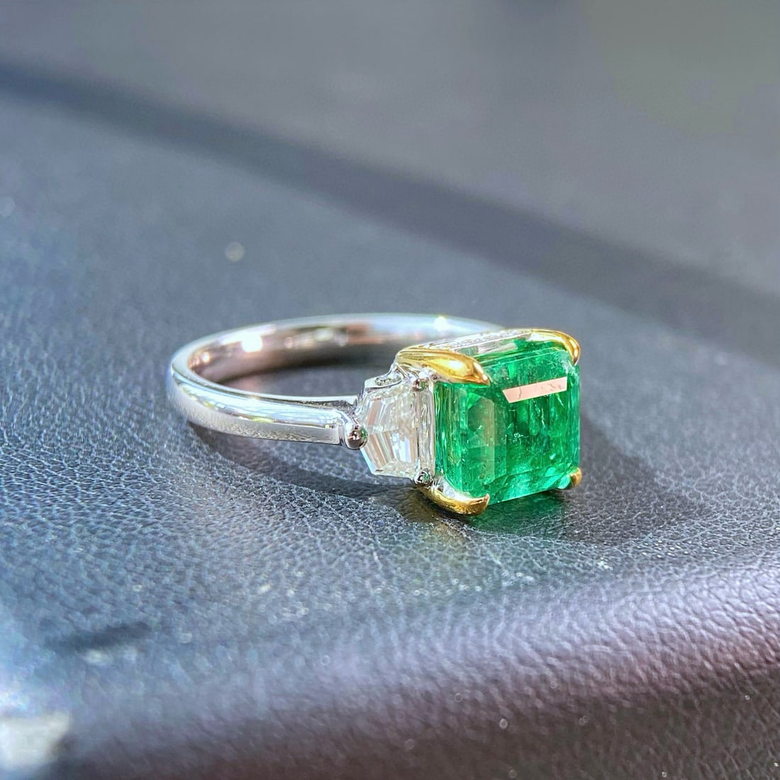 14k Gold 3.38 Ctw Vivid Green Natural Emerald & Diamond Ring - 2