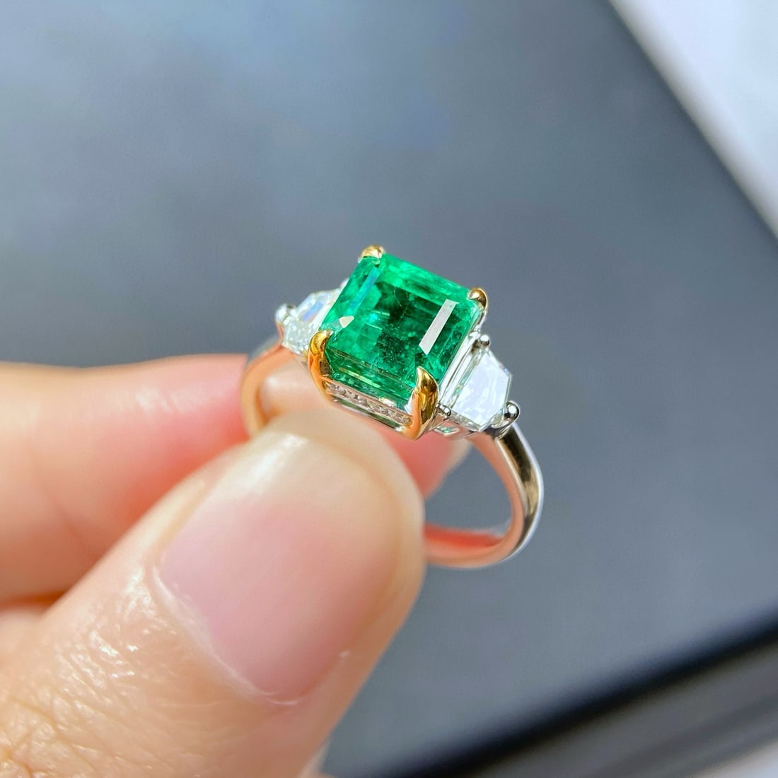 14k Gold 3.38 Ctw Vivid Green Natural Emerald & Diamond Ring - 5