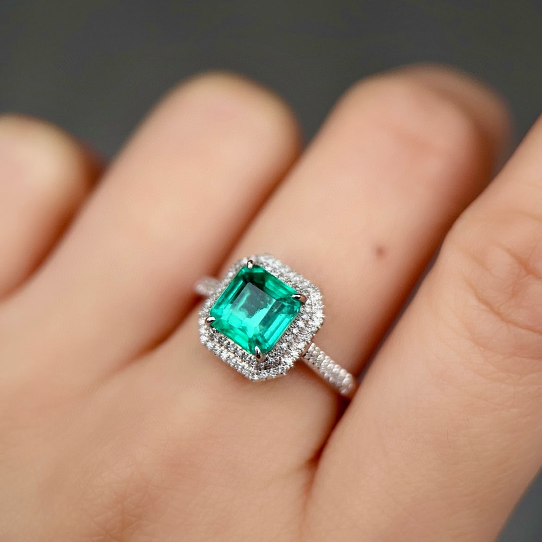 14k Gold 2.22 Ctw Vivid Green Natural Emerald & Diamond Ring - 4