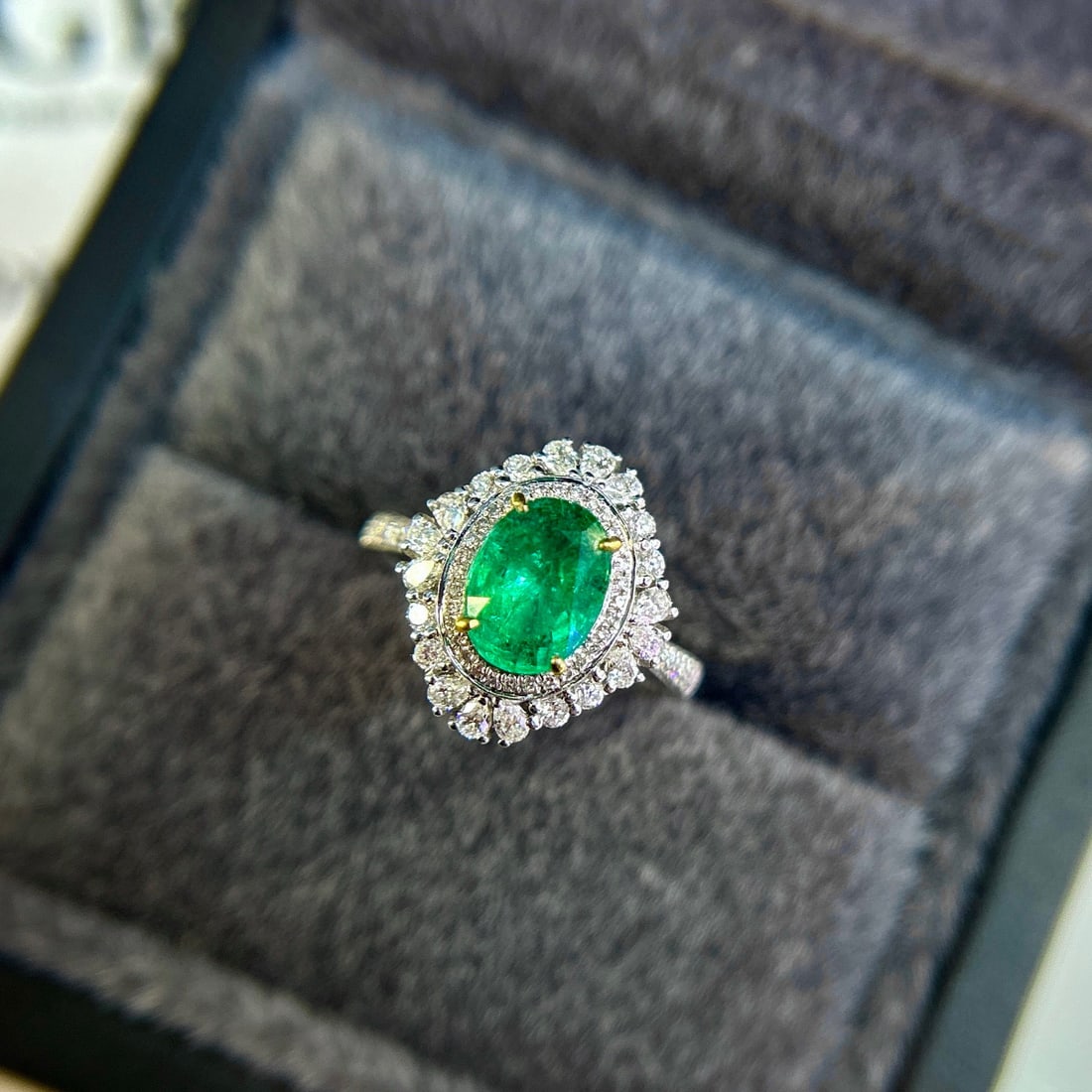 14k Gold 2.52 Ctw Vivid Green Natural Emerald & Diamond Ring - 2