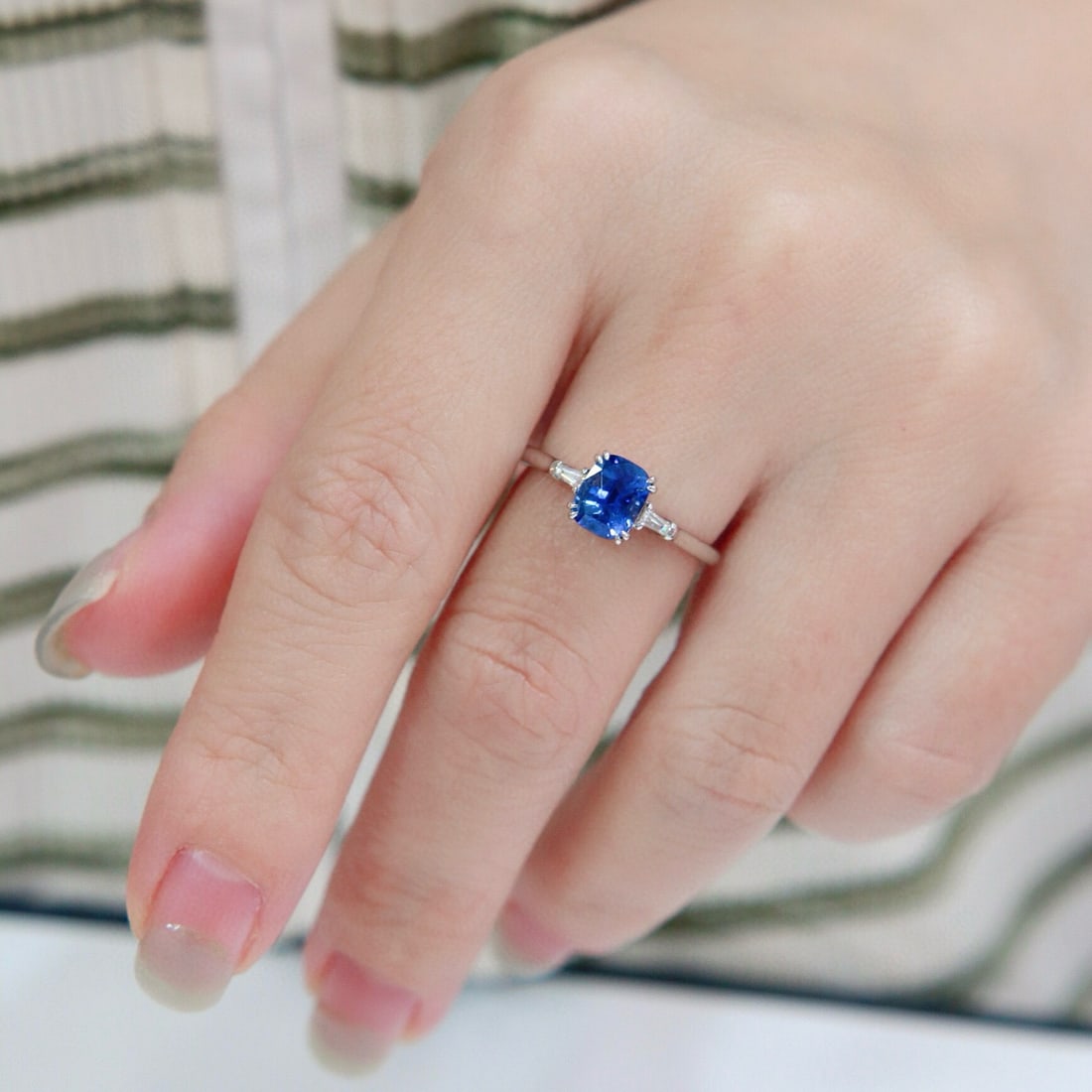 14k Gold 1.67 Ctw Vivid Blue Natural Sapphire & Diamond Ring - 5