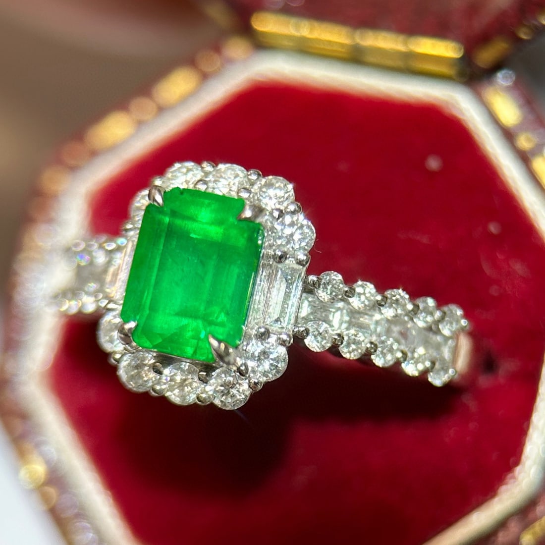 14k Gold 2.12 Ctw Vivid Green Natural Emerald & Diamond Ring - 3