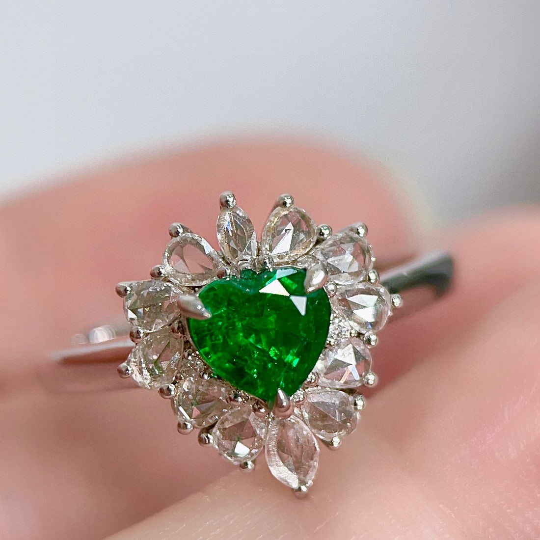 14k Gold 1.20 Ctw Vivid Green Natural Emerald & Diamond Ring - 5