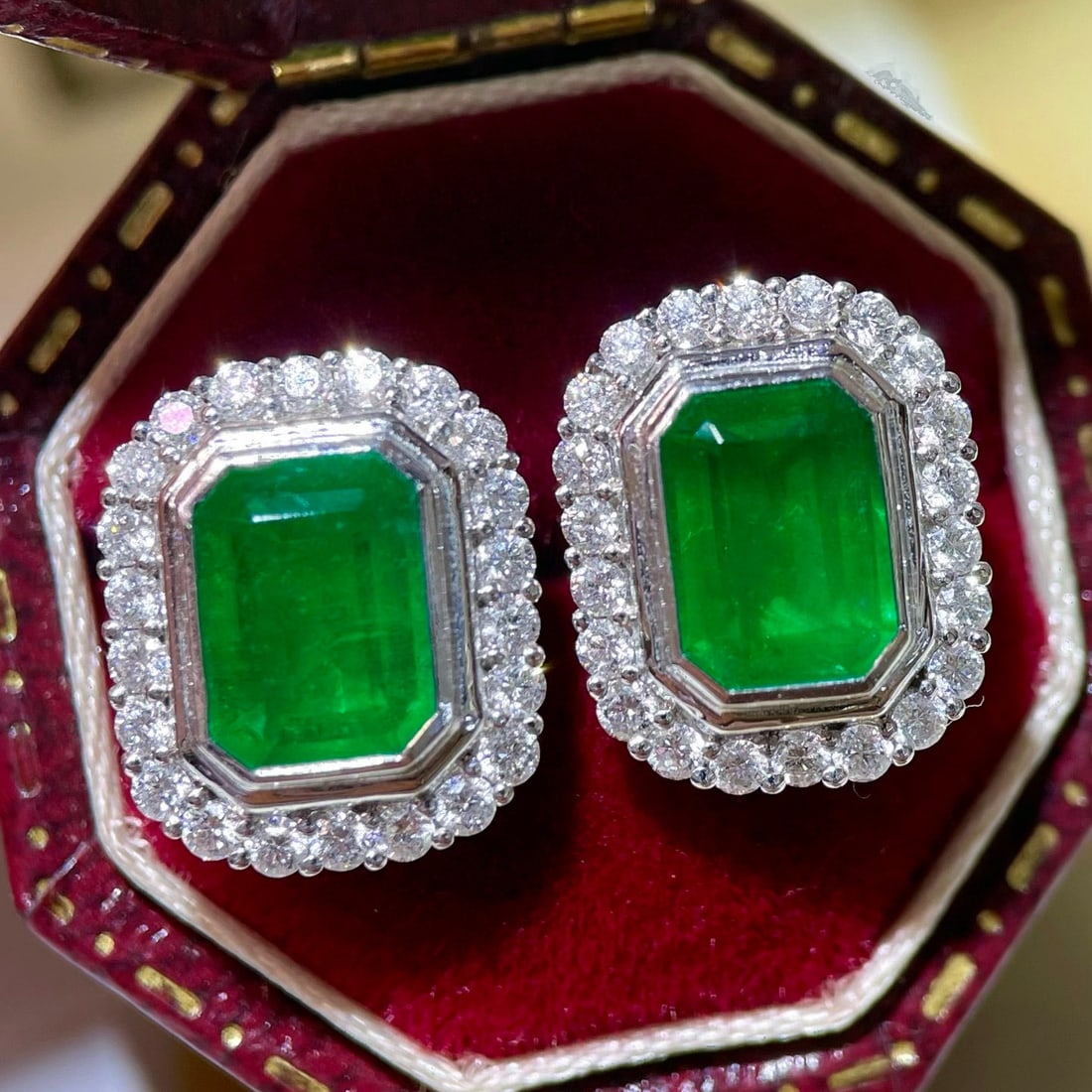 14k Gold 2.82 Ctw Vivid Green Natural Emerald & Diamond Earrings: Ref:230942398 // gold content:14k gold // main gemstone:emerald // shape:octagonal // carat weight:2. 16ct // color:vivid green // treatment:natural // // adjacent gemstone 2 : diamond //