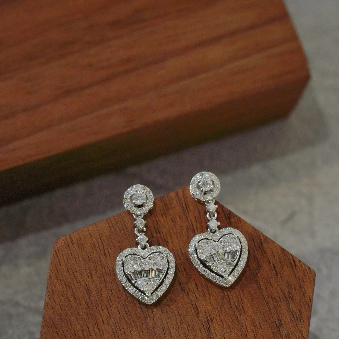 14k Gold 0.6 Ct Natural H Diamond Earrings: Ref:230942416 // gold content:14k gold // main gemstone:diamond // shape:multiply // carat weight:0. 6ct // clarity grade:vs-si // color:h // treatment:natural // Condition: NewLow Estimate: