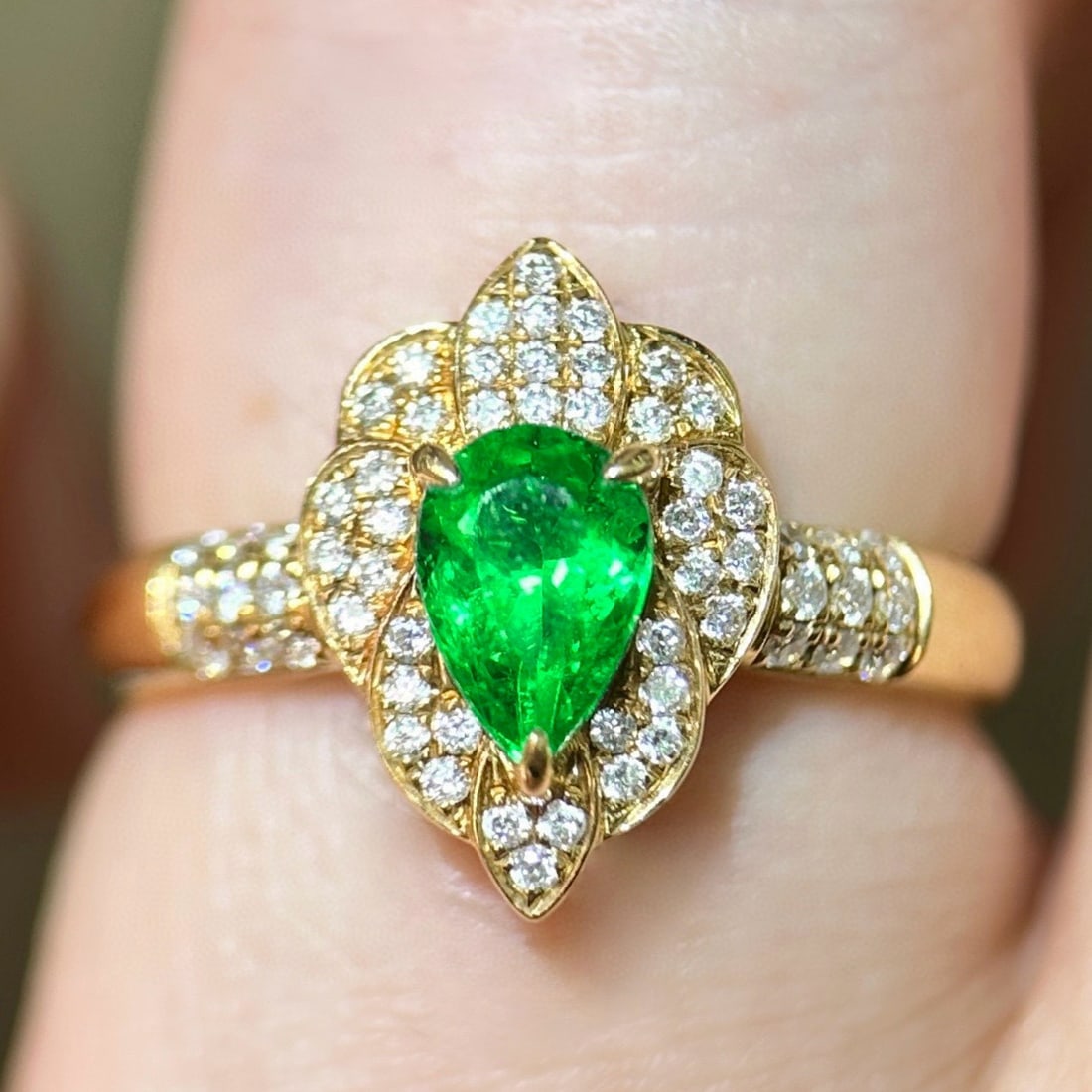 14k Gold 0.83 Ctw Vivid Green Natural Emerald & Diamond Ring - 4