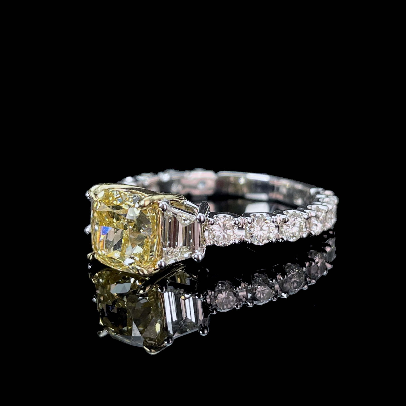 Gia Certified 14k Gold 3.20 Ctw Natural Yellow Diamond & Diamond Ring - 3