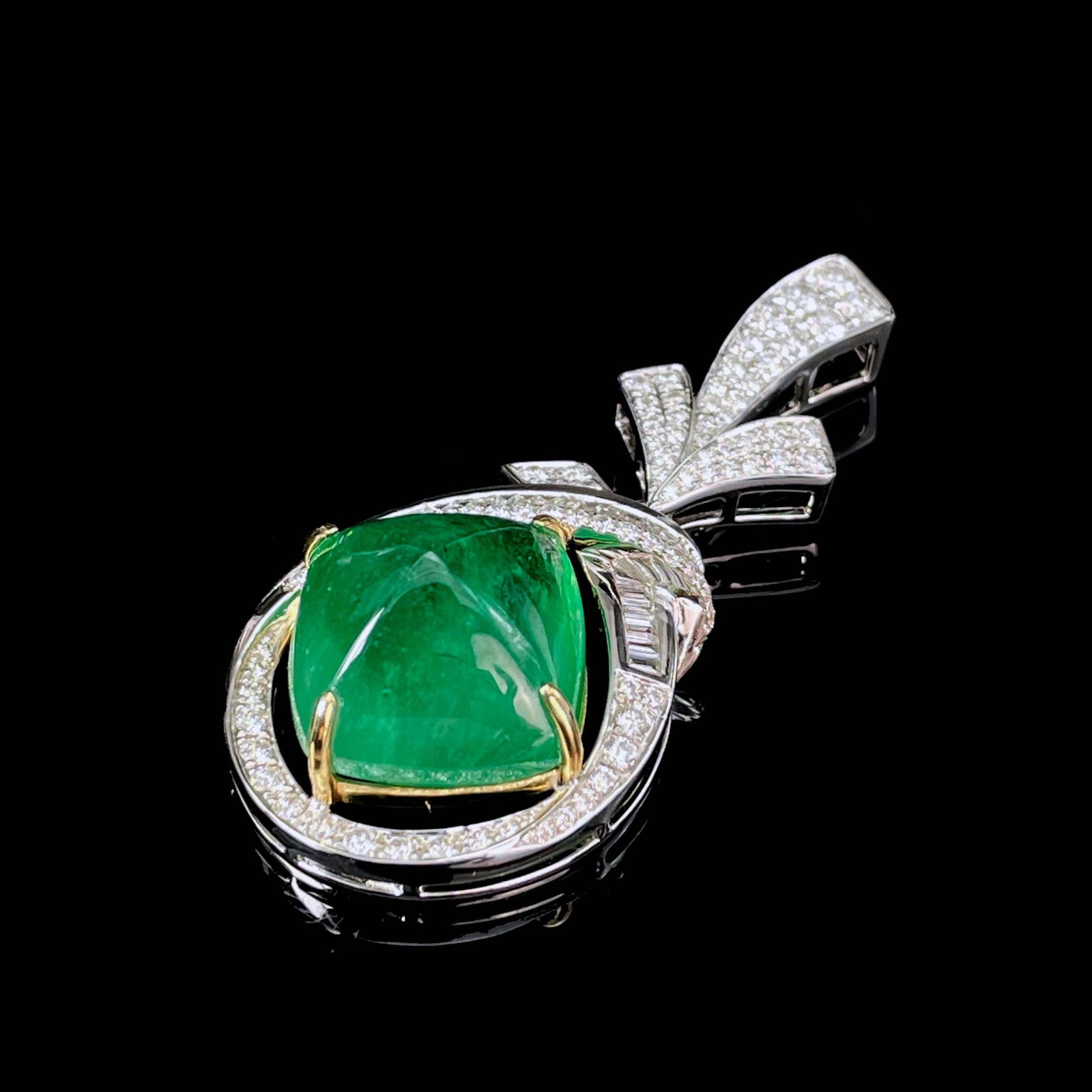 14k Gold 13.07 Ctw Vivid Green Natural Emerald & Diamond Pendant( Without Chain ): Ref:230943105 // gold content:14k gold // main gemstone:emerald // shape:suger-loaf // carat weight:11. 92ct // color:vivid green // treatment:natural // // adjacent gemstone 2 : diamond //
