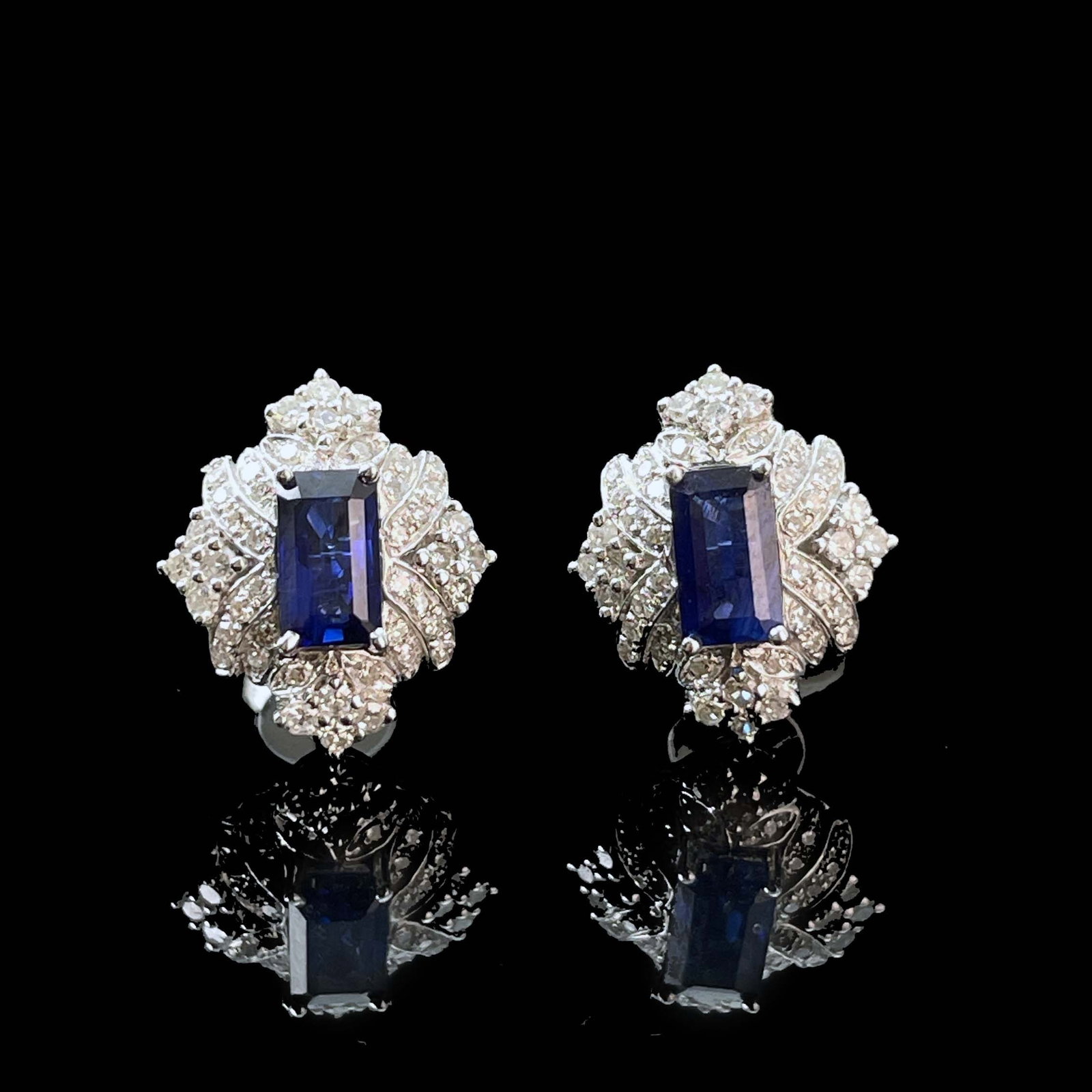 14k Gold 1.04 Ctw Natural Sapphire & Diamond Earrings: Ref:230943114 // gold content:14k gold // main gemstone:sapphire // shape:octagonal // carat weight:0. 8ct // color:blue // treatment:natural // // adjacent gemstone 2 : diamond // shape:round // cara