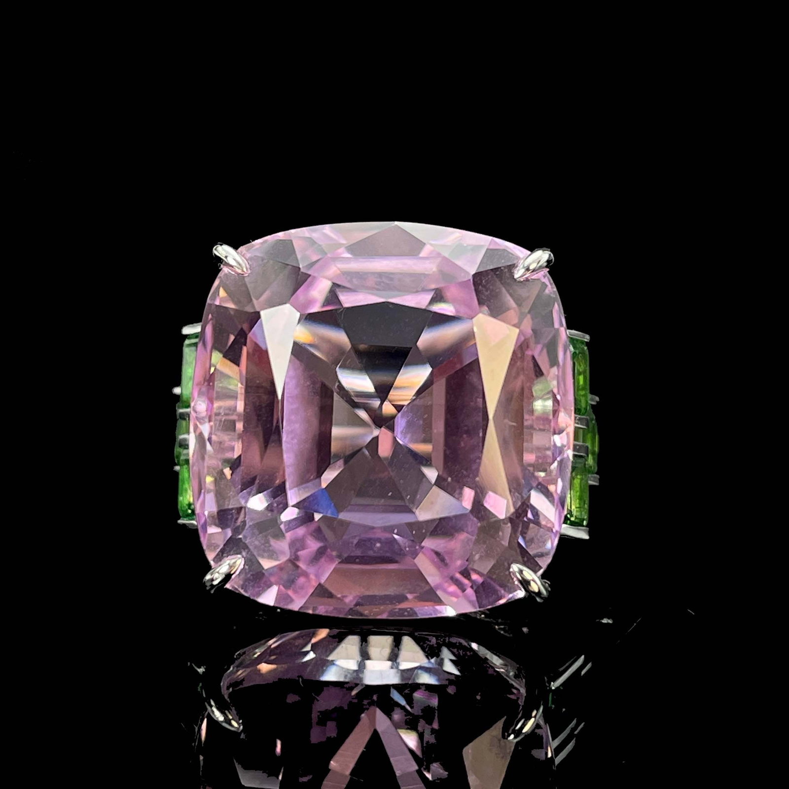 14k Gold 32.31 Ctw Natural Kunzite & Tsavorite Ring: Ref:230943116 // gold content:14k gold // ring size:7. 25us // // main gemstone:kunzite // shape:cushion // carat weight:31. 03ct // color:purple // treatment:natural // // adjacent gemstone 2 : tsavo