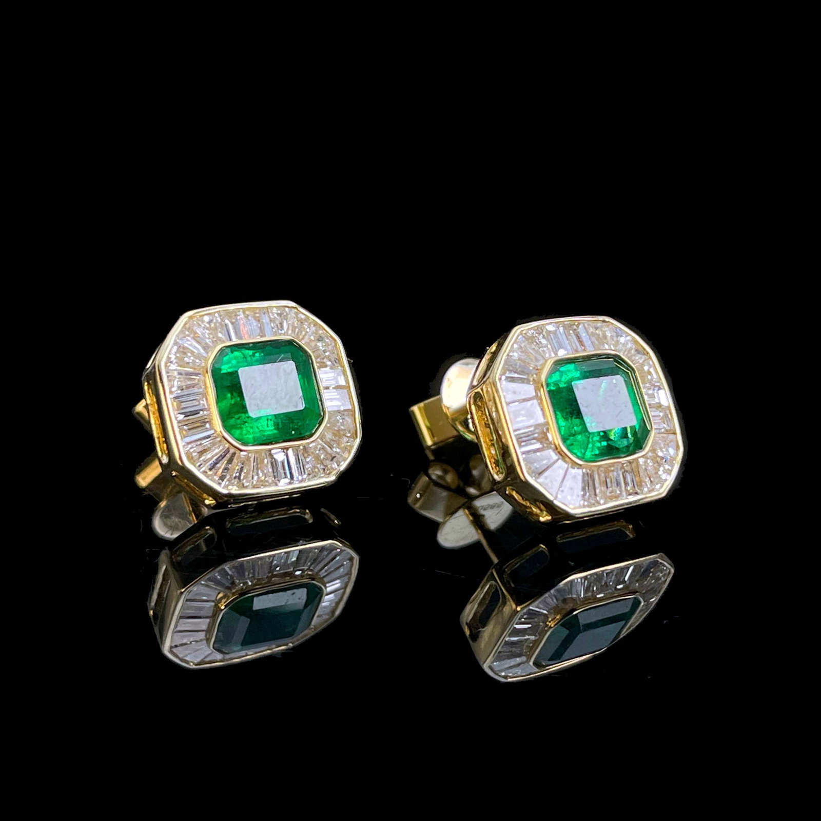 14k Gold 1.42 Ctw Natural Emerald & Diamond Earrings: Ref:230943142 // gold content:14k gold // main gemstone:emerald // shape:octagonal // carat weight:1. 06ct // color:green // treatment:natural // // adjacent gemstone 2 : diamond // shape:baguette