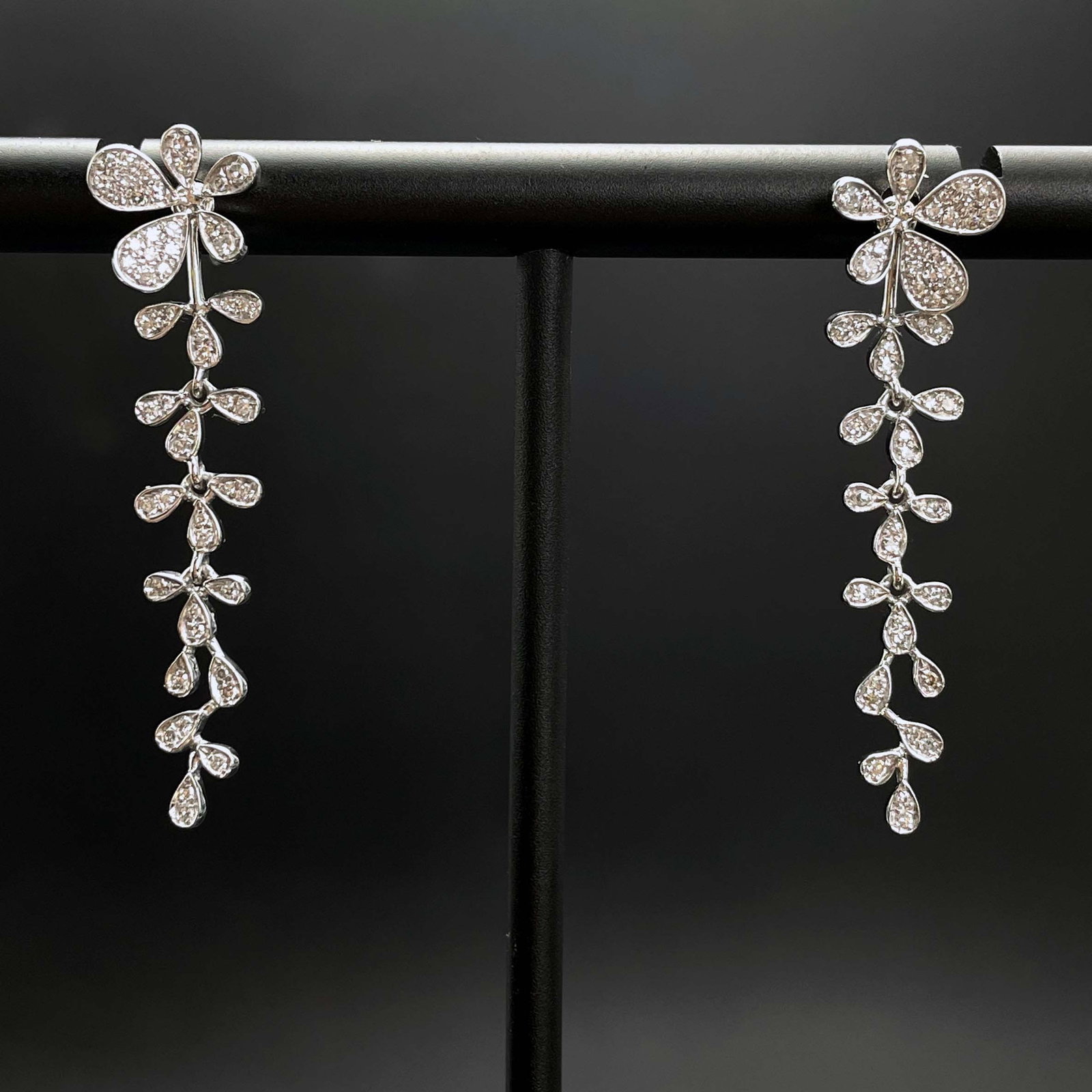 14k Gold 0.40 Ct Natural H Diamond Earrings: Ref:230943155 // gold content:14k gold // main gemstone:diamond // shape:round // carat weight:0. 40ct // clarity grade:vs-si // color:h // treatment:natural // cut grade:g // Low Estimate: