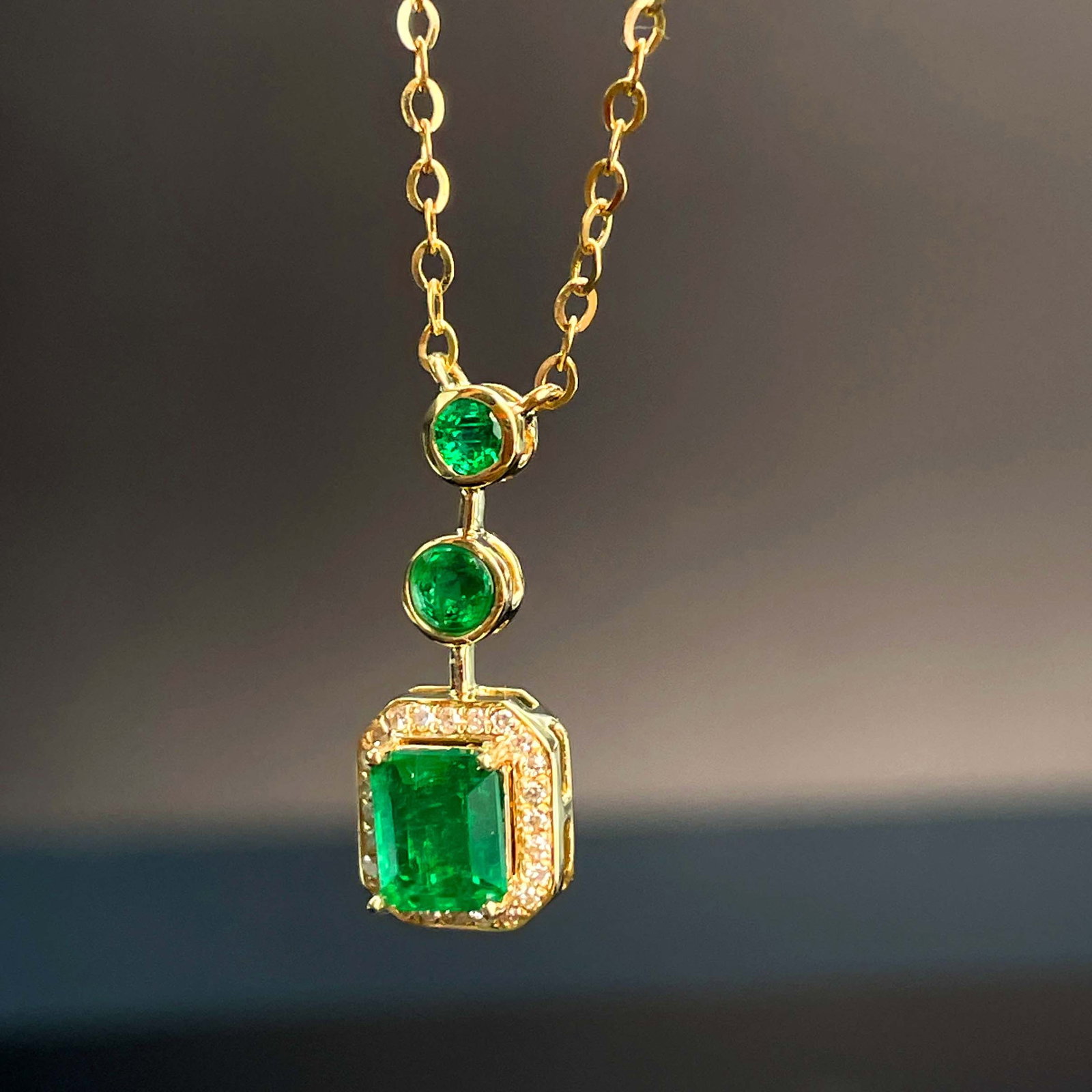 14k Gold 0.66 Ctw Vivid Green Natural Emerald & Diamond Necklace - 3