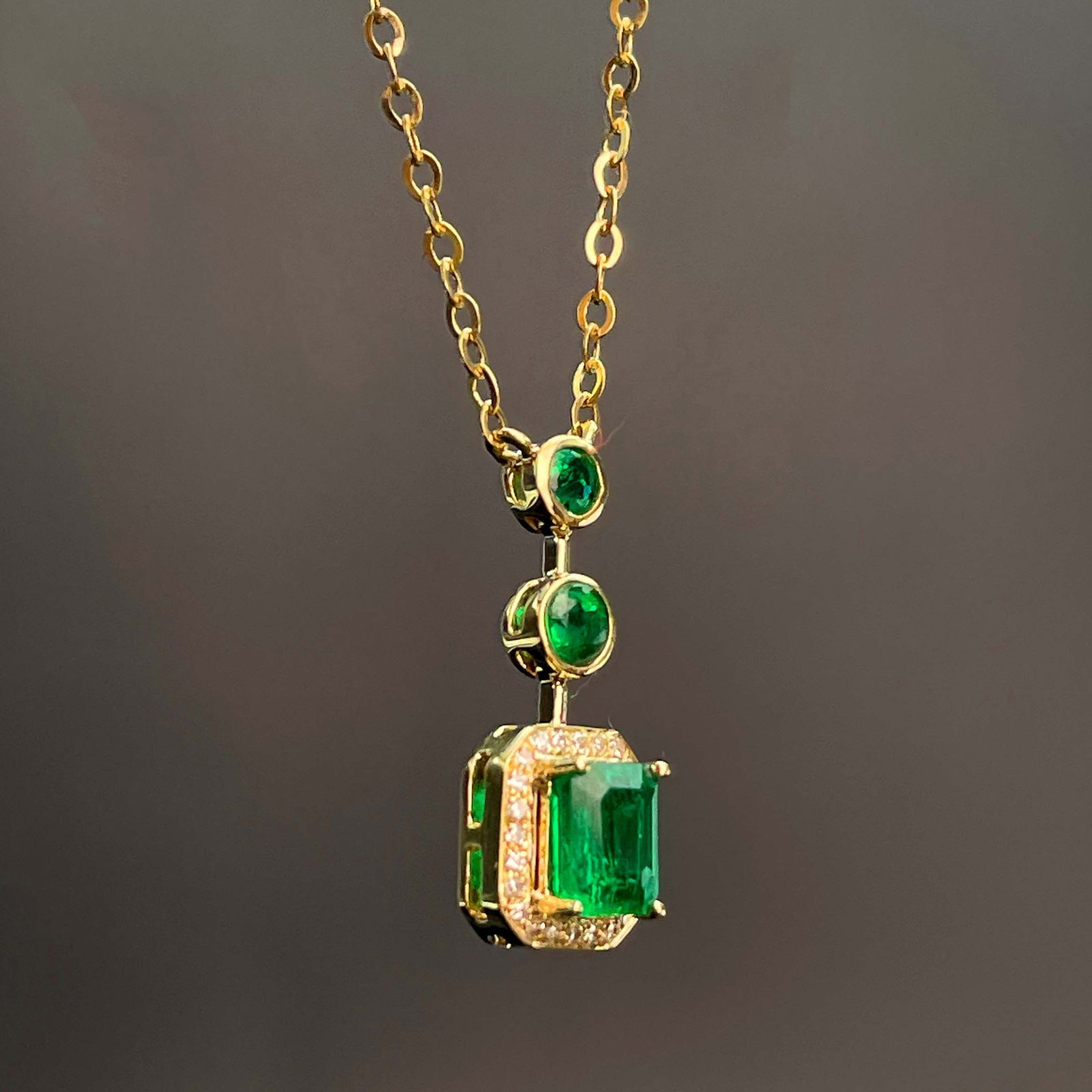 14k Gold 0.66 Ctw Vivid Green Natural Emerald & Diamond Necklace - 4