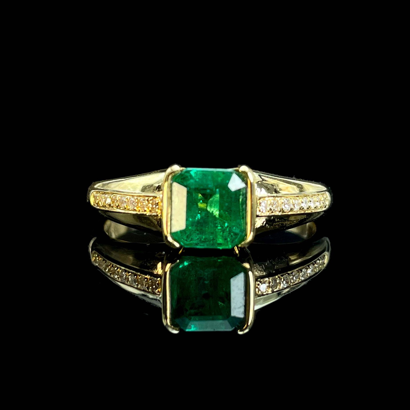 14k Gold 0.82 Ctw Natural Emerald & Diamond Ring: Ref:230943251 // gold content:14k gold // ring size:7. 25us // // main gemstone:emerald // shape:octagonal // carat weight:0. 77ct // color:green // treatment:natural // // adjacent gemstone 2 :