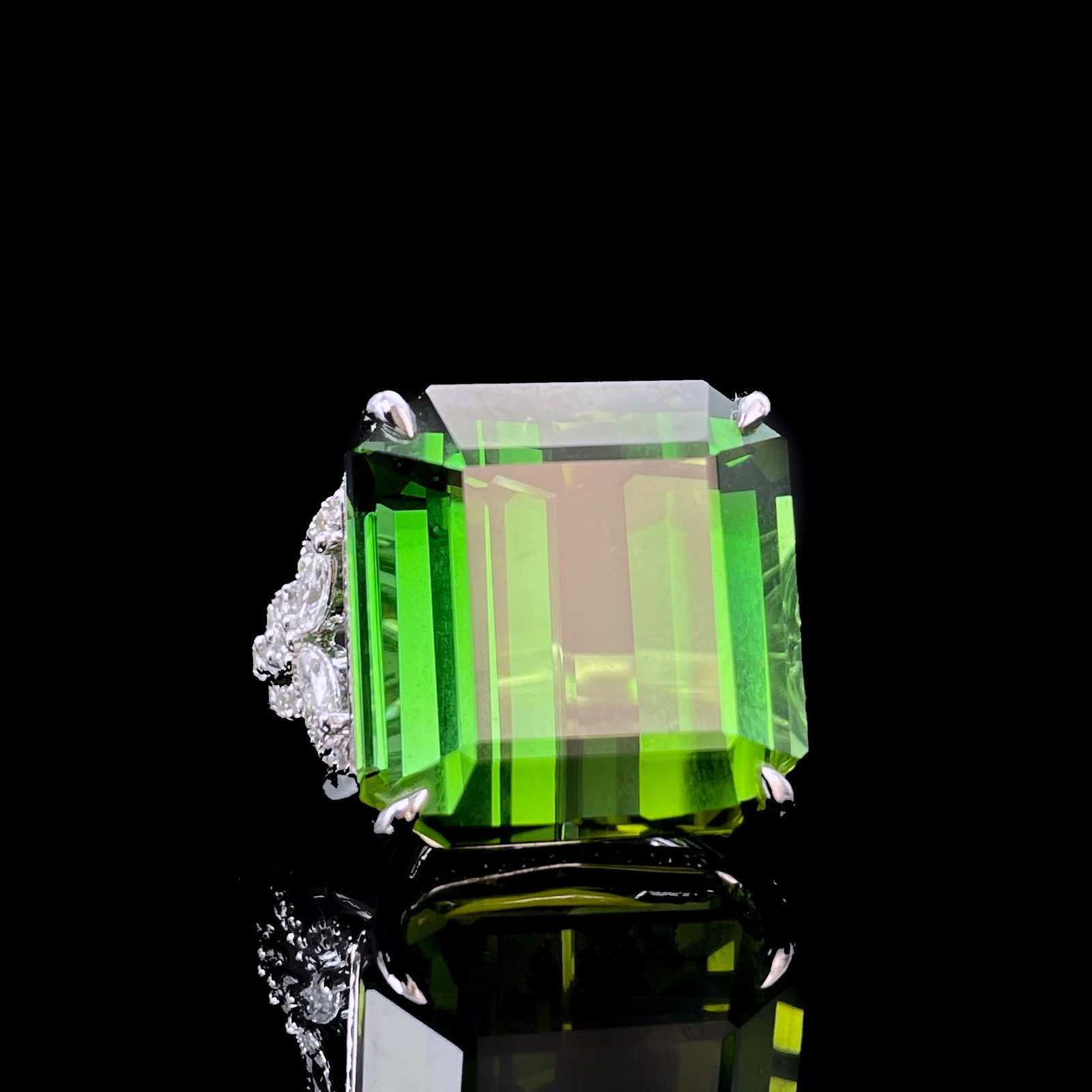 14k Gold 25.2 Ct Natural Tourmaline & Diamond Ring: Ref:230943311 // gold content:14k gold // ring size:7. 25us // // main gemstone:tourmaline // shape:octagonal // carat weight:25. 2ct // color:green // treatment:natural // // adjacent gemstone 2 : di